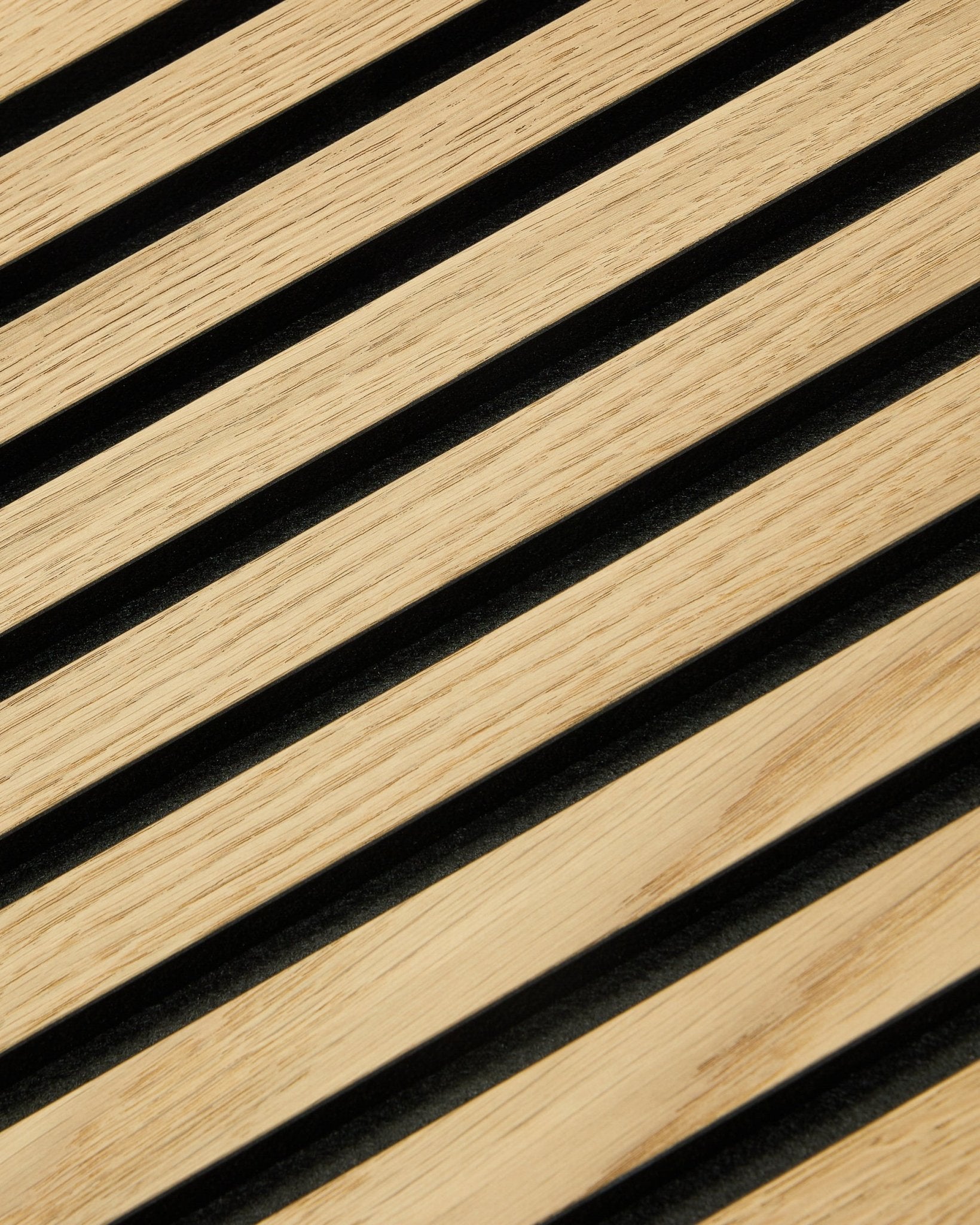 Nærbillede af WoodUpp Original Akupanel Akustikpanel med Classic Oak-lameller, black filtbagbeklædning og MDF, måler 300x60 cm til moderne nordiske interiører.
